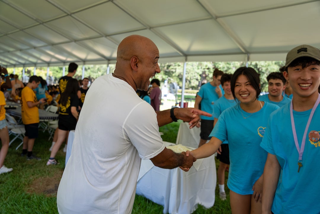 Incoming freshmen break bread with President Reginald DesRoches during 2023 O-Week.