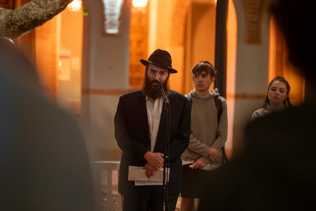 Rabbi Shmuli Slonim speaks at the vigil. 